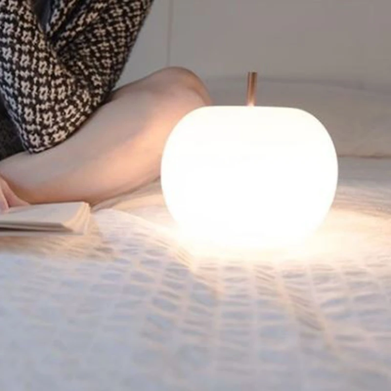 Скандинавска креативна настолна лампа Apple Съвременният дизайн на осветителни Тела за масата за хранене Хол прикроватной нощни шкафчета спални Декоративна светодиодна настолна лампа